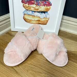 Splendid pink fuzzy slide slippers med/large